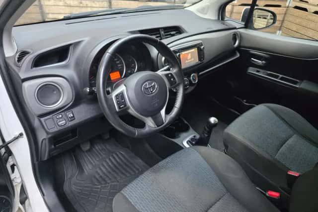 Toyota Yaris (2013) thumbnail 3
