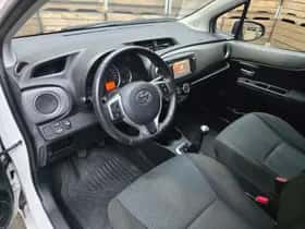 Toyota Yaris (2013) thumbnail 3