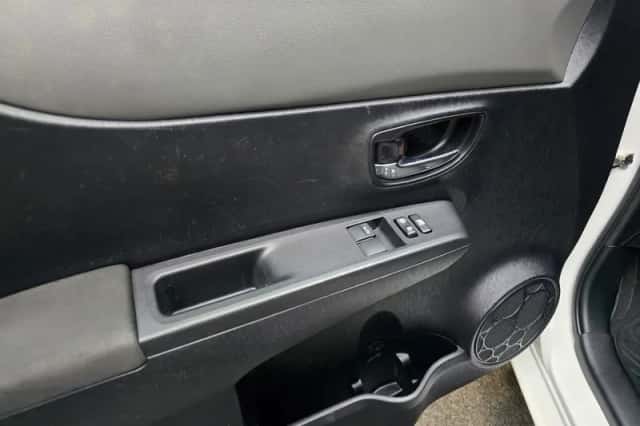 Toyota Yaris (2013) thumbnail 4