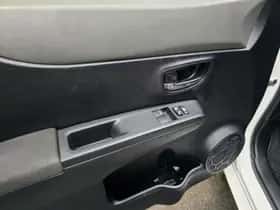 Toyota Yaris (2013) thumbnail 4