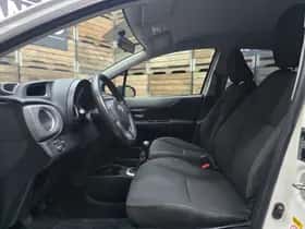 Toyota Yaris (2013) thumbnail 5