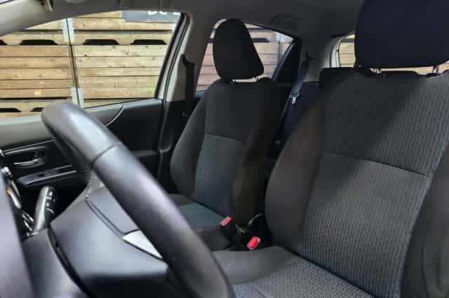 Toyota Yaris (2013) thumbnail 6