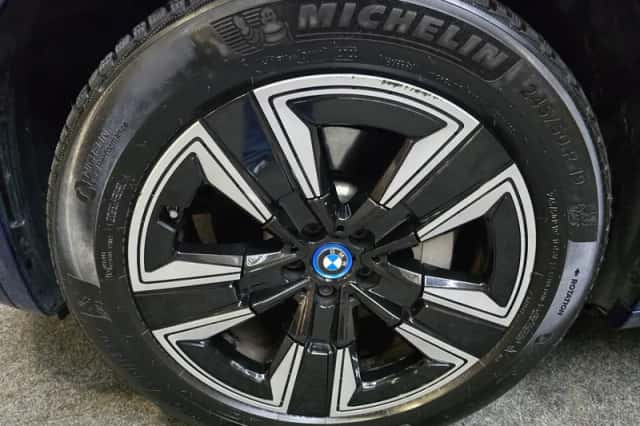 BMW iX3 (2022) thumbnail 2