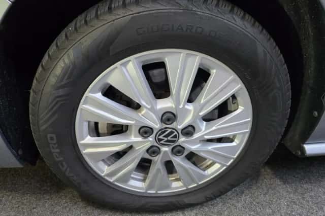 Volkswagen Multivan (2024) thumbnail 2