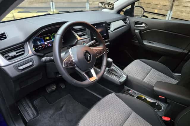 Renault Captur (2022) thumbnail 4