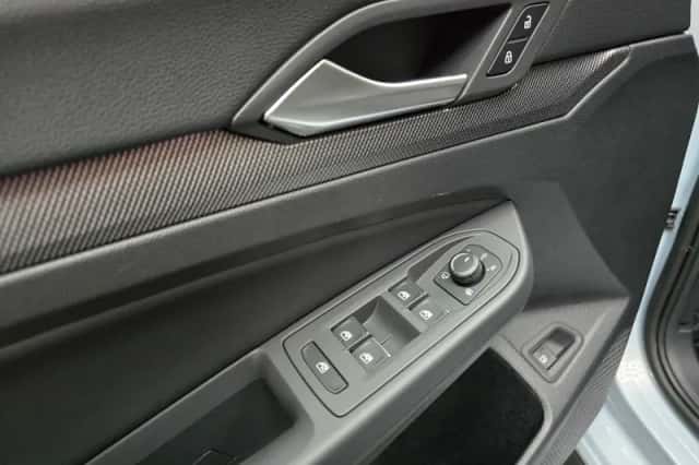 Volkswagen Golf (2025) thumbnail 4