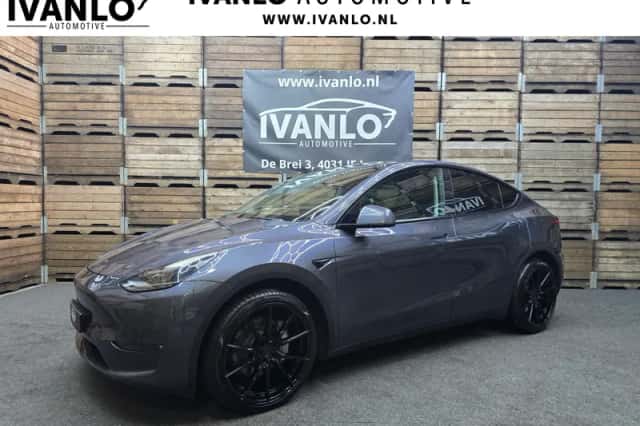 Tesla Model Y (2022) thumbnail 1