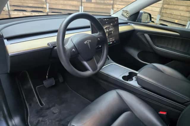 Tesla Model Y (2022) thumbnail 3