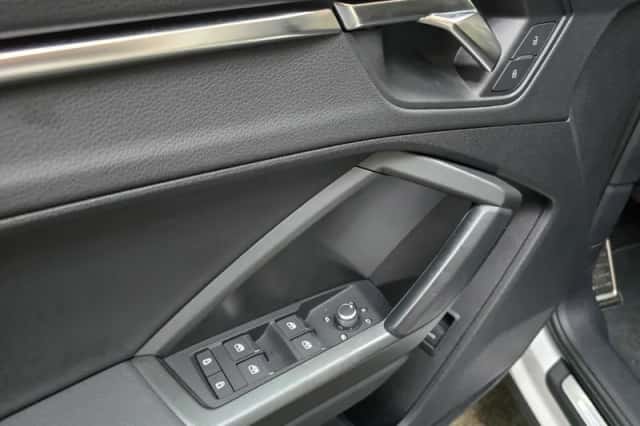 Audi Q3 (2023) thumbnail 4