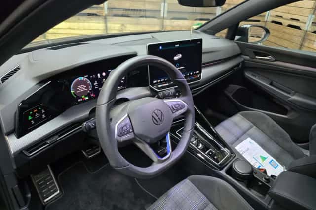 Volkswagen Golf (2025) thumbnail 3