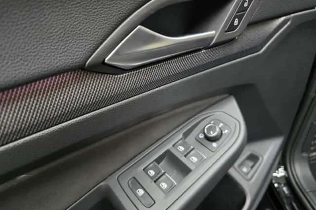 Volkswagen Golf (2025) thumbnail 4