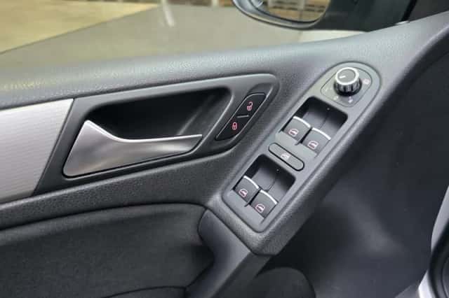 Volkswagen Golf (2011) thumbnail 4