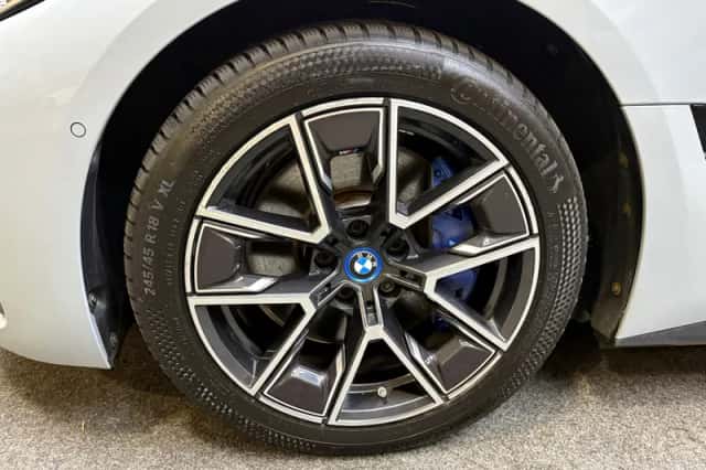 BMW i4 (2022) thumbnail 2