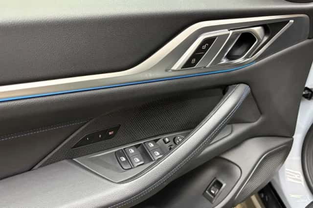 BMW i4 (2022) thumbnail 4