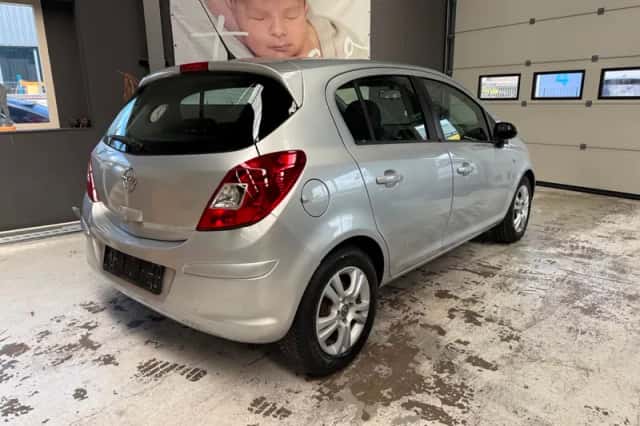Opel Corsa (2014) thumbnail 3