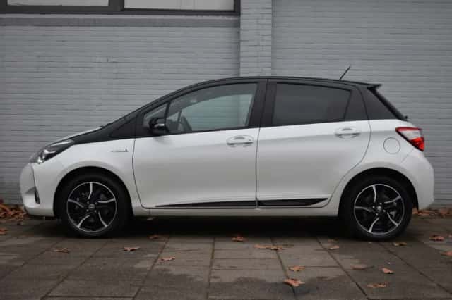 Toyota Yaris (2017) thumbnail 3