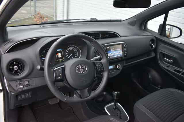 Toyota Yaris (2017) thumbnail 4