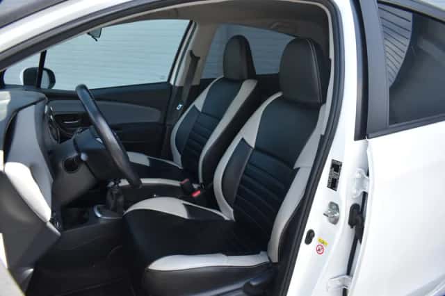 Toyota Yaris (2016) thumbnail 2