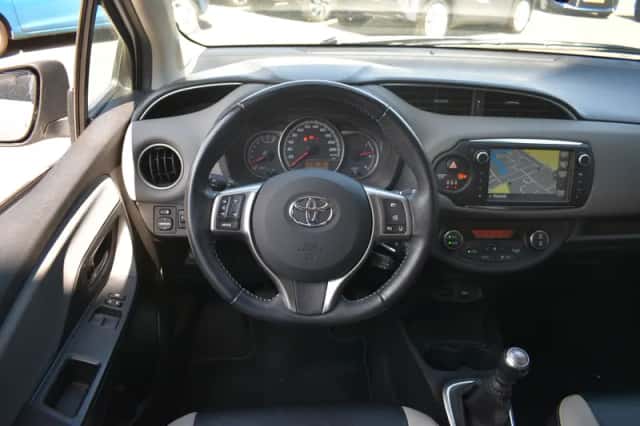 Toyota Yaris (2016) thumbnail 3