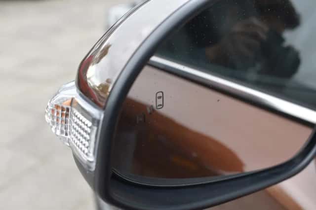 Toyota C-HR (2019) thumbnail 2