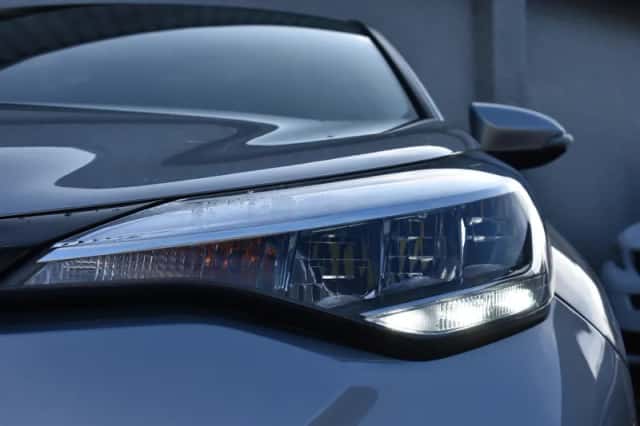 Toyota C-HR (2023) thumbnail 2
