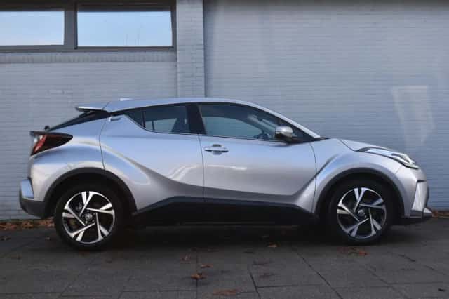 Toyota C-HR (2023) thumbnail 3