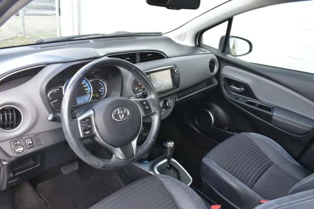Toyota Yaris (2015) thumbnail 2