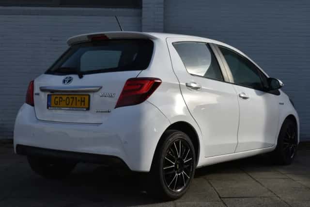 Toyota Yaris (2015) thumbnail 5