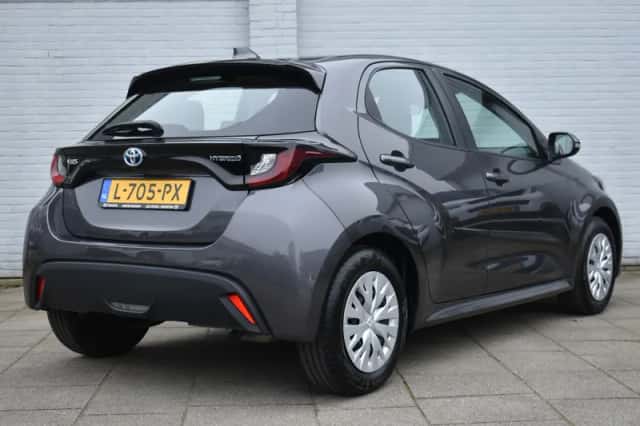 Toyota Yaris (2021) thumbnail 3