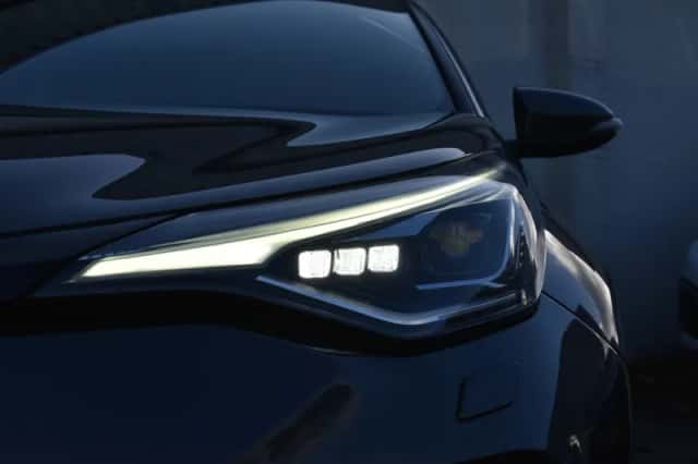 Toyota C-HR (2023) thumbnail 2