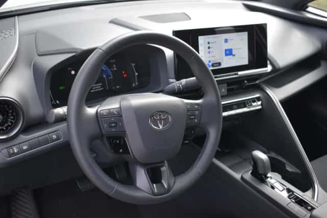 Toyota C-HR (2024) thumbnail 2