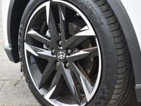 Toyota C-HR (2023) thumbnail 4