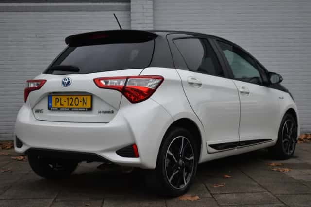 Toyota Yaris (2017) thumbnail 5