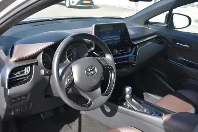 Toyota C-HR (2017) thumbnail 2
