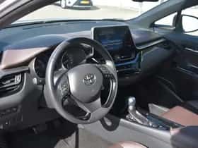 Toyota C-HR (2017) thumbnail 2
