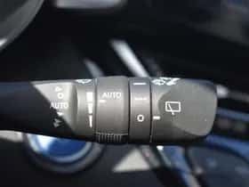 Toyota C-HR (2017) thumbnail 12