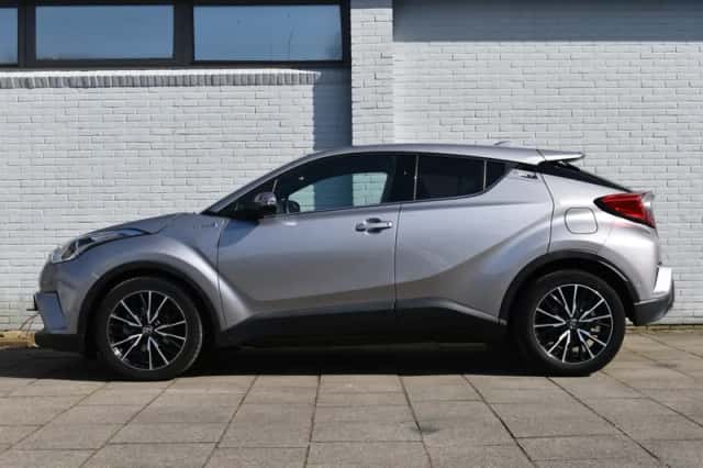 Toyota C-HR (2017) thumbnail 3
