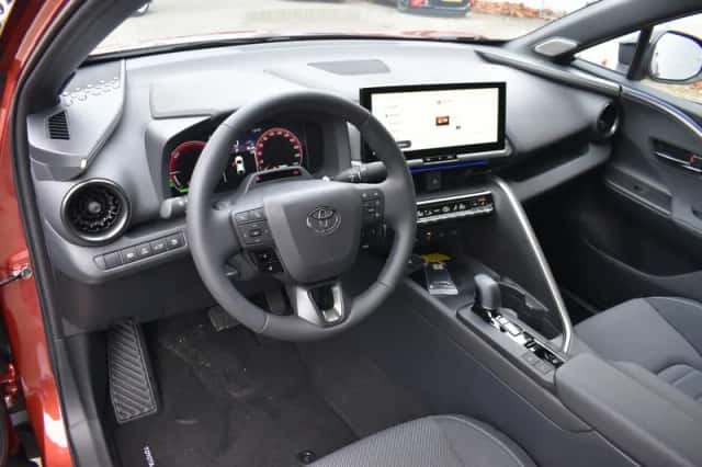 Toyota C-HR (2025) thumbnail 4