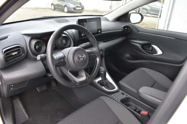 Toyota Yaris (2024) thumbnail 2