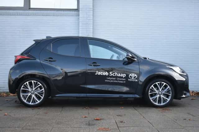 Toyota Yaris (2024) thumbnail 3