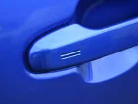 Toyota C-HR (2018) thumbnail 2
