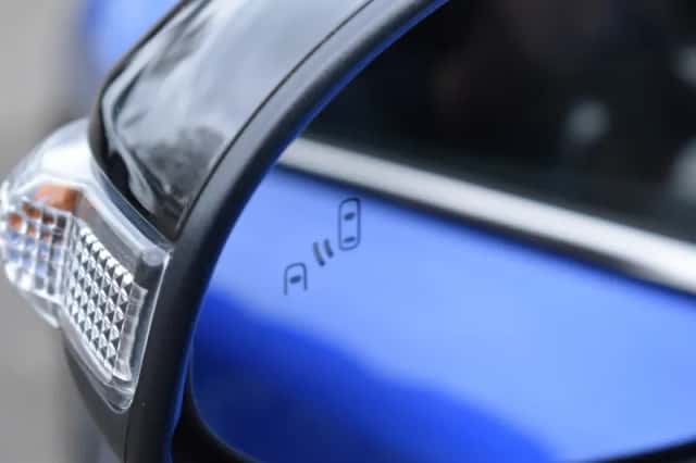 Toyota C-HR (2018) thumbnail 4