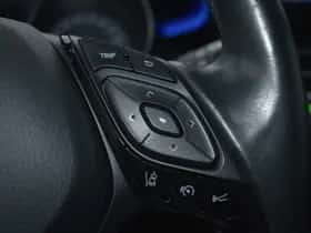 Toyota C-HR (2018) thumbnail 10