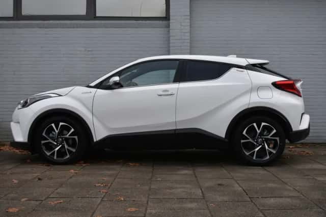 Toyota C-HR (2019) thumbnail 3