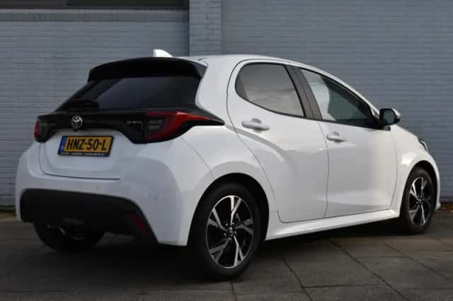 Toyota Yaris (2024) thumbnail 4