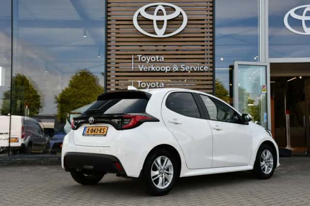 Toyota Yaris (2023) thumbnail 3