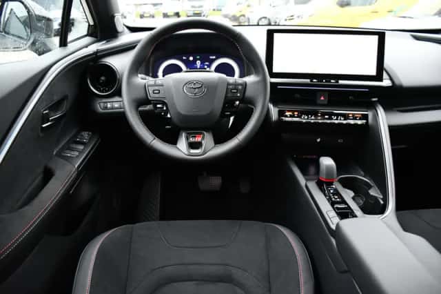 Toyota C-HR (2026) thumbnail 2