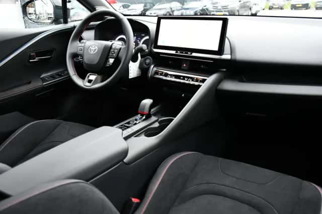 Toyota C-HR (2026) thumbnail 4