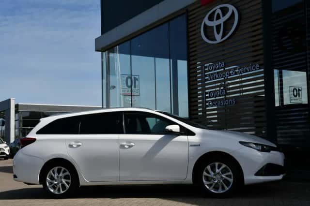 Toyota Auris (2018) thumbnail 3