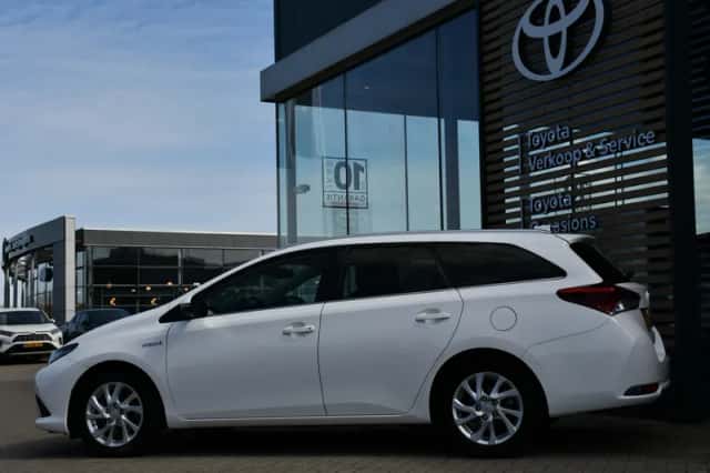 Toyota Auris (2018) thumbnail 5